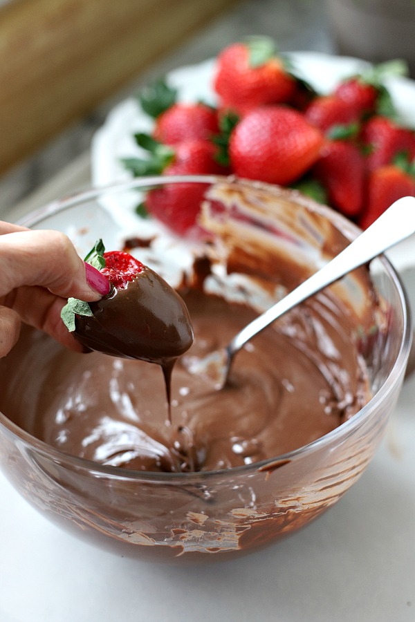 Easy How-to recipe for making chocolate dipped strawberries for Valentine's Day or special occasion. Melt chocolate in the microwave and decorated for a sweet edible gift.