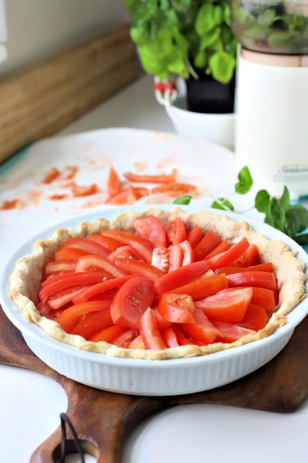 There is something about the flavor combo of fresh tomatoes and basil. An easy recipe that combines creamy Mozzarella and Parmesan cheese in a flaky crust. Basil tomato pie is bright, savory and delicious! Serve as an appetizer or entrée.