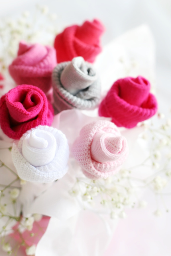 Easy step-by-step how-to for roses from baby socks. DIY rosebud flowers are perfect for shower bouquet and table décor ideas.