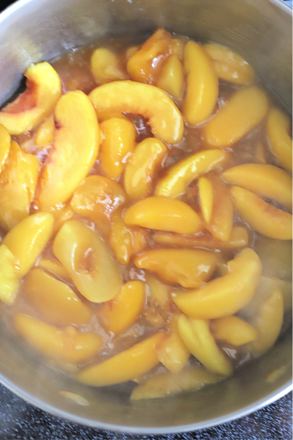 Easy recipe with step-by-step pics to make old fashioned peach cobbler.