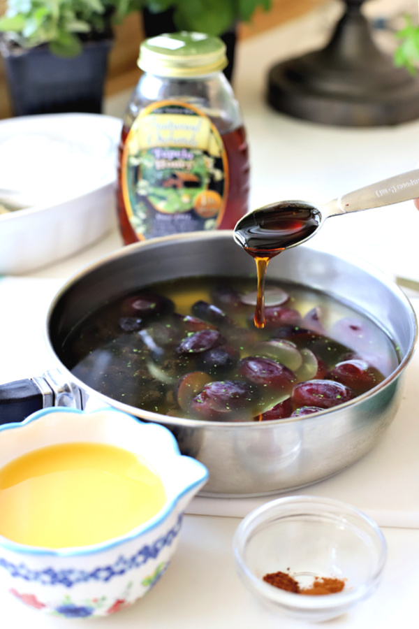 Adding honey for grape sauce