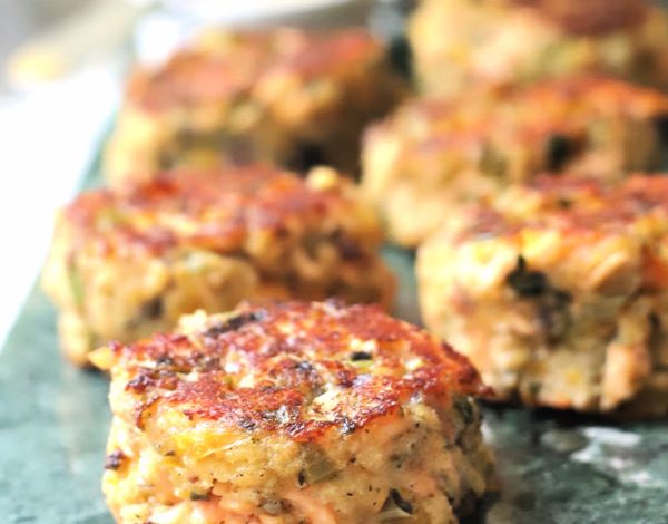 Easy recipe for golden brown, pan-fried fresh salmon patties with chopped celery, onion, bell pepper and parsley, mayo and Old Bay seasoning. Serve these cakes with a tasty tartar sauce.