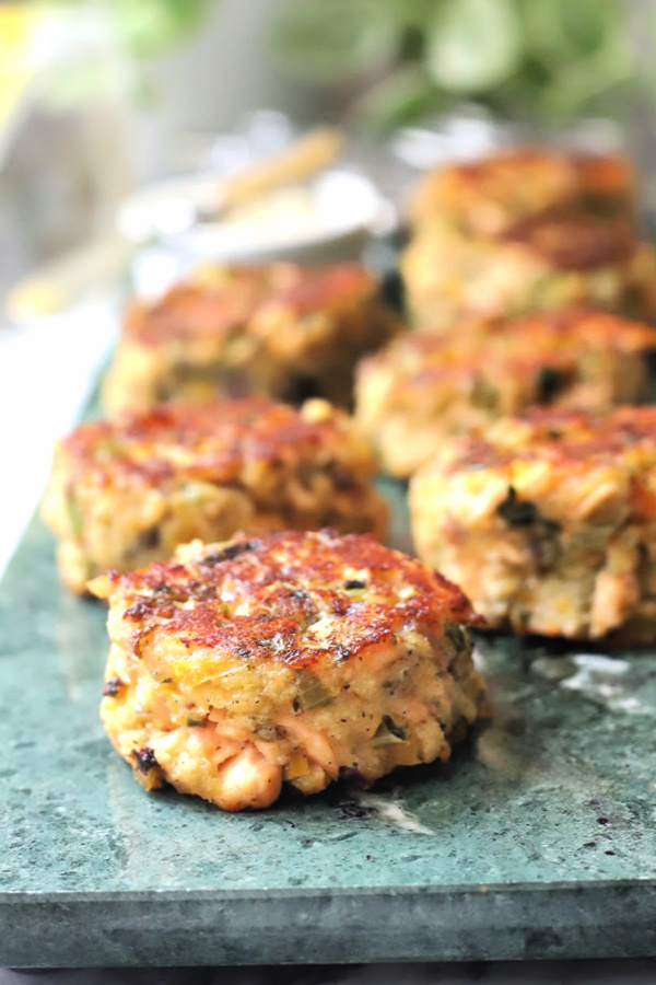 Easy recipe for golden brown, pan-fried fresh salmon patties with chopped celery, onion, bell pepper and parsley, mayo and Old Bay seasoning. Serve these cakes with a tasty tartar sauce.