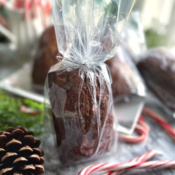 Make homemade baked food gifts from your kitchen for Christmas and holiday giving with festive wrapping ideas & lovely presentation.