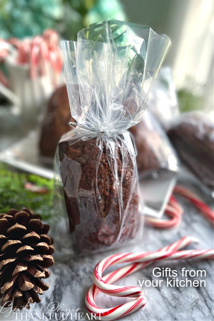 Make homemade baked food gifts from your kitchen for Christmas and holiday giving with festive wrapping ideas & lovely presentation. 
