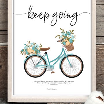 Cute aqua vintage bike with encouraging words, Keep Going is a FREE inspirational PDF printable. A short quote perfect for framing or gifting.