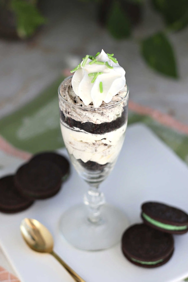 Easy no bake recipe for chocolate mint cheesecake parfait with Oreo crumbs, peppermint and cream cheese. Perfect St Patrick's Day dessert.