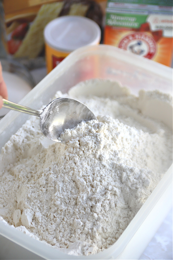 How to measure flour for baking by scooping.